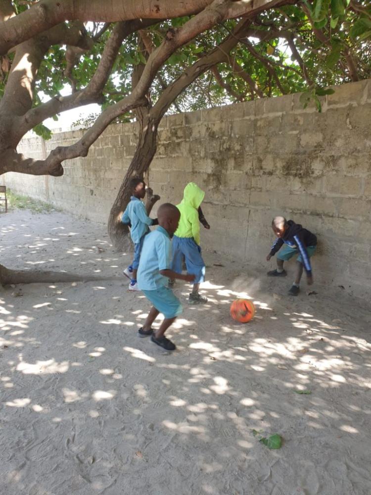 Fotball i skolegården